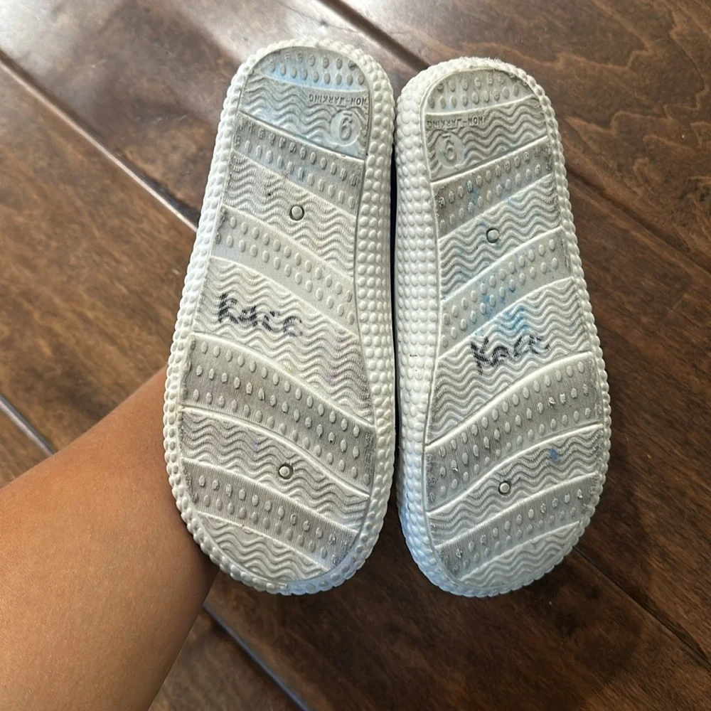 excellent condition water shoes